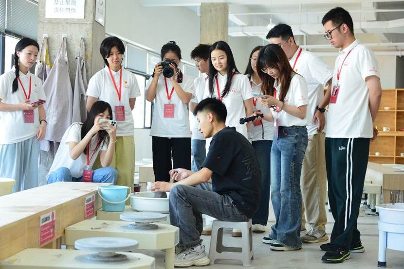 一群人站在桌子边 AI 生成的内容可能不正确。